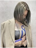 オリーブベージュ／ハイトーン/切りっぱなしボブ／20代