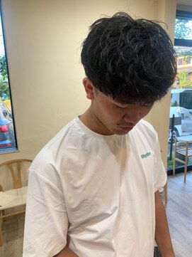 シフト(SHEEFT) ビジネスカジュアルツーブロックマッシュ束感黒髪フェザーパーマ