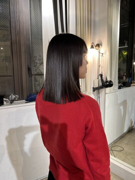 湿気でも広がらない。ケラチンで叶うツヤ髪