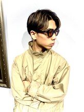 ワウ(WOW)&nbsp;大人ハンサムショート】センターパート×透明感ベージュ