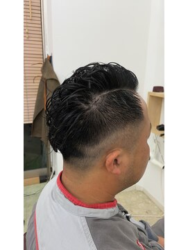 レオ 幸手(Leo) 30代40代メンズ刈り上げフェードスタイルかき上げ短髪ワイルド