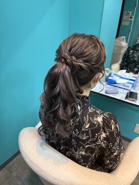 リエラ 新宿(RIERA) ねじりポニーテール