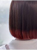 さりげない赤が大人可愛い◎毛先レッドの艶ボブ