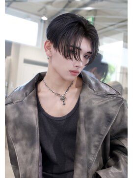 スキル ミナム 表参道(SKILL MiNam) シルバーカラー×前下がりセンターパート