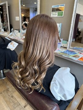 ヘアーメイクロージー 八軒店 (HAIR MAKE ROSY) 柔らかベージュの大きめカールロングスタイル