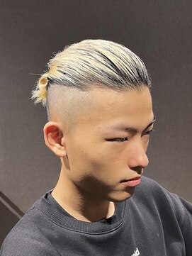 ビーダンディー(Bee dandy) 金髪マンバン ミディアムロング ハイフェード ツーブロック