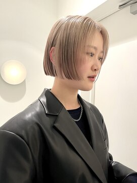 ベチカ(vetica) ワンブリーチベージュの切りっぱなしボブ