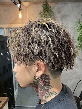 ハーシーバイアポロ 相模大野(HERSHE by apollo) MEN’S HAIR/ブルーブラック/フェザーパーマ/ハイライト