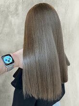 《赤みを消して、透ける色へ》髪の赤みを抑えて仕上げる、グレージュのダブルカラー。