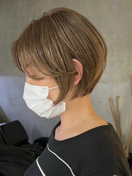 エリマ  茅ヶ崎(elima) ショートカットショートボブミルクティーベージュカラー前髪なし