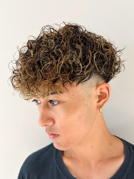 ルーシー 渋谷(LUCEY) スペインカール極道パーマホワイトメッシュスキンフェード短髪