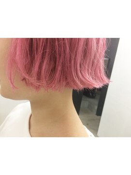 キー(kii) ベイビーピンク。切りっぱなしボブ