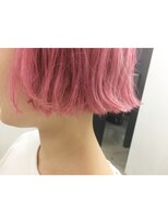 キー(kii) ベイビーピンク。切りっぱなしボブ