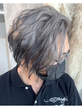 フリーダムメルシー(freedom Merci) ■シルバー　毛先ブラック　ツーブロック　マンバン
