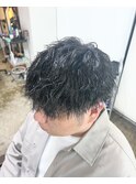 ツイストスパイラルパーマツーブロック刈り上げ黒髪マッシュ