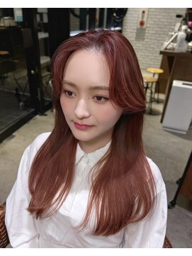 メゾンドムニ 恵比寿(Maison de MUNi) 前髪無しセンターパートかきあげくびれ韓国風巻きチェリーレッド