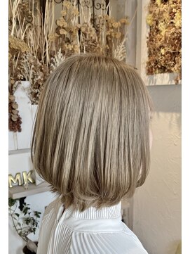 フロール(florun) 顎ラインボブ×ハイトーングレージュ（ブリーチあり）