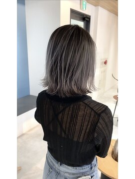 フリーク(FLEEK) シルバーカラー　バレイヤージュ　全頭ブリーチ2回