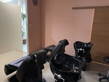 体に負担のかからないシャンプー台を導入。小顔ヘッドスパでリンパの流れを良くし、むくみ、くすみも解消♪