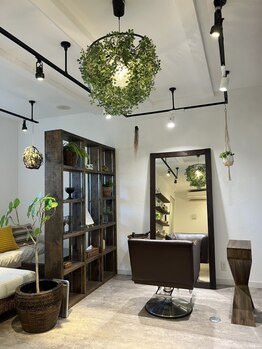 Hair&Make evergreenの写真/落ち着いた照明と包まれるようなリラックス空間で、心からほっと一息つけるひとときをご提供します。