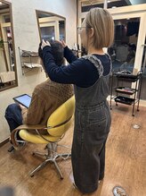 髪質・毛量・クセの方向をチェック