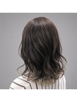 ソラヘアー(SORA hair) 透明感グレージュ×インナーカラー外ハネミディ10代20代30代40代