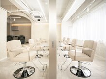 ラビス 赤羽(Lovis)の雰囲気（自然光のような柔らかな照明と開放感のある店内で写真映えも◎）