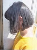 【lamp】グレージュ、切りっぱなし前下がりボブ