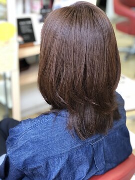 ランコントル(rencontre) ミディアム　レイヤースタイル　ブラウンカラー