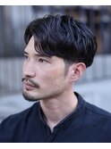 ミディアムロングかき上げセンターパート波巻きスパイラルパーマ