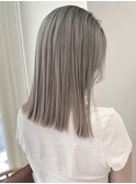 ミディアムハイトーンボブホワイトベージュルーツカラーデザイン