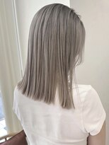 ガーデンヨコハマ(GARDEN YOKOHAMA) ミディアムハイトーンボブホワイトベージュルーツカラーデザイン