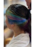 個性を光らせる！レインボーカラーのポイントヘアカラー