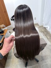 アイロンOK！広がりを抑え、質感・艶感が格段に向上。プロが提供する上質な「髪質改善」で、毎日を美しく。