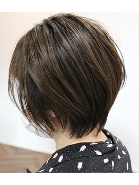 ウィスカーヘアー(whisker hair) クールカラーショートボブ