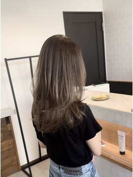 トラック ヘアー(TLUCK hair) ブリーチ履歴を活かしたグレージュ