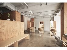 ネキ(neki)の雰囲気（wood調の店内に優しく光が差し込むリラックス空間）