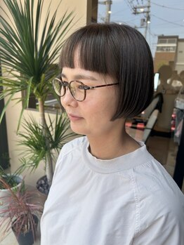 Wカラーやデザインカラーでおしゃれに白髪悩みを解決し、髪を美しく整える大人のためのサロンです◎