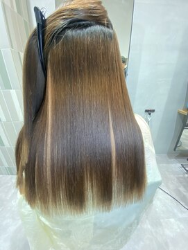 高難易度縮毛矯正 ツヤ髪縮毛矯正　ドライヤーで乾かしただけ