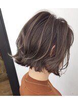 トルネード(TORNADO)&nbsp;外国人風ボブ ハイライトバレイヤージュ グレージュ　白髪ぼかし