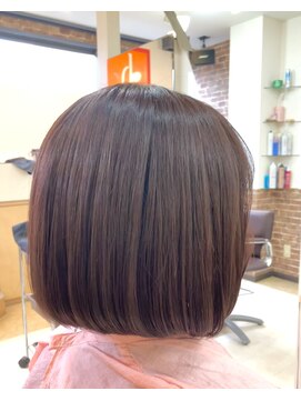 カットハウス はさみの部屋 内巻きボブ/イングラ/重め/襟足短め/ボルドーピンク/前髪あり