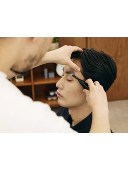 大人世代の男性には自身の眉の形を活かした提案を。作りこみすぎない誰からも好印象な眉毛を作ります。