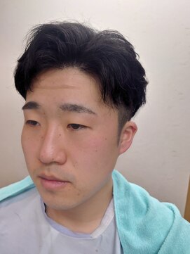 ヴェルデ シンバシ(VERDE SHINBASHI) 小顔補正立体カット アップバング ツーブロ カルマ  フェード