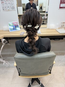 ゆるく崩した編み下ろしヘア