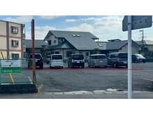 アール ヘアーアンドメイク 林店(R Hair&Make)の雰囲気（店舗前、2台　セントラルパーク　真ん中6台分　駐車場あります☆）