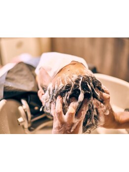 [メンズ専門店/平日21時まで受付可] 天神橋筋六丁目駅★デザインカット+選べる３種の極上ヘッドスパ\5,500