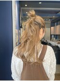 退色が可愛い!ベージュカラーにお団子アレンジ