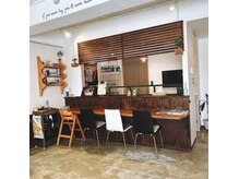パズヘア(PUZ HAIR)の雰囲気（待合スペースは、店内WiFi完備で親子や友達での来店も多数）