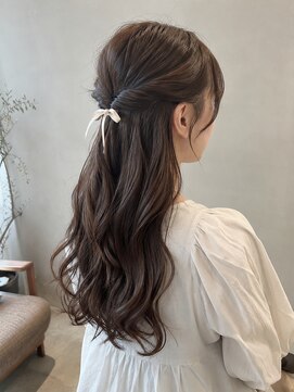 グースカ(guusca) 白リボン×ゆるふわ上品ハーフアップ