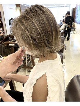 キアラ(Kchiara) ハンサムボブベージュカラーkchiara福岡天神川野直人